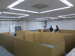和歌山大学式避難所パーティション（間仕切り）組立て(画像1)