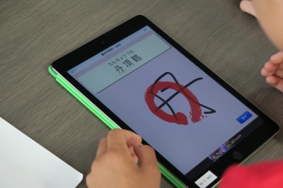 アプリを使って漢字の学習をする様子