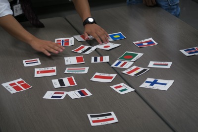 テーブルに置かれた色々な国の国旗