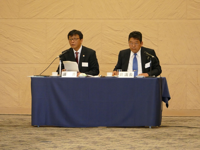 総会議長の伊東学部長と副議長の神戸大学・林海事科学部長