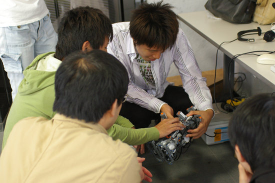ロボットのセンサーについて説明する学生