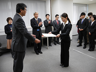 学部長から表彰状を授与される代表松井さん