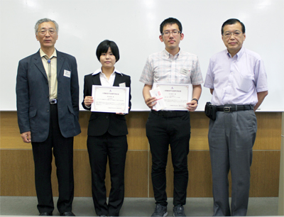 表彰式にて（左から学会長，受賞した高島さん，受賞した安井さん，大会長）