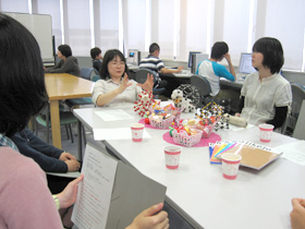 秋元先生と学生さんとの様子写真