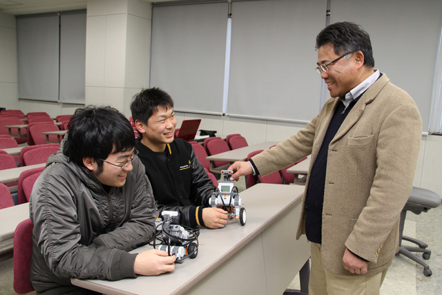 ロボット工学実習風景