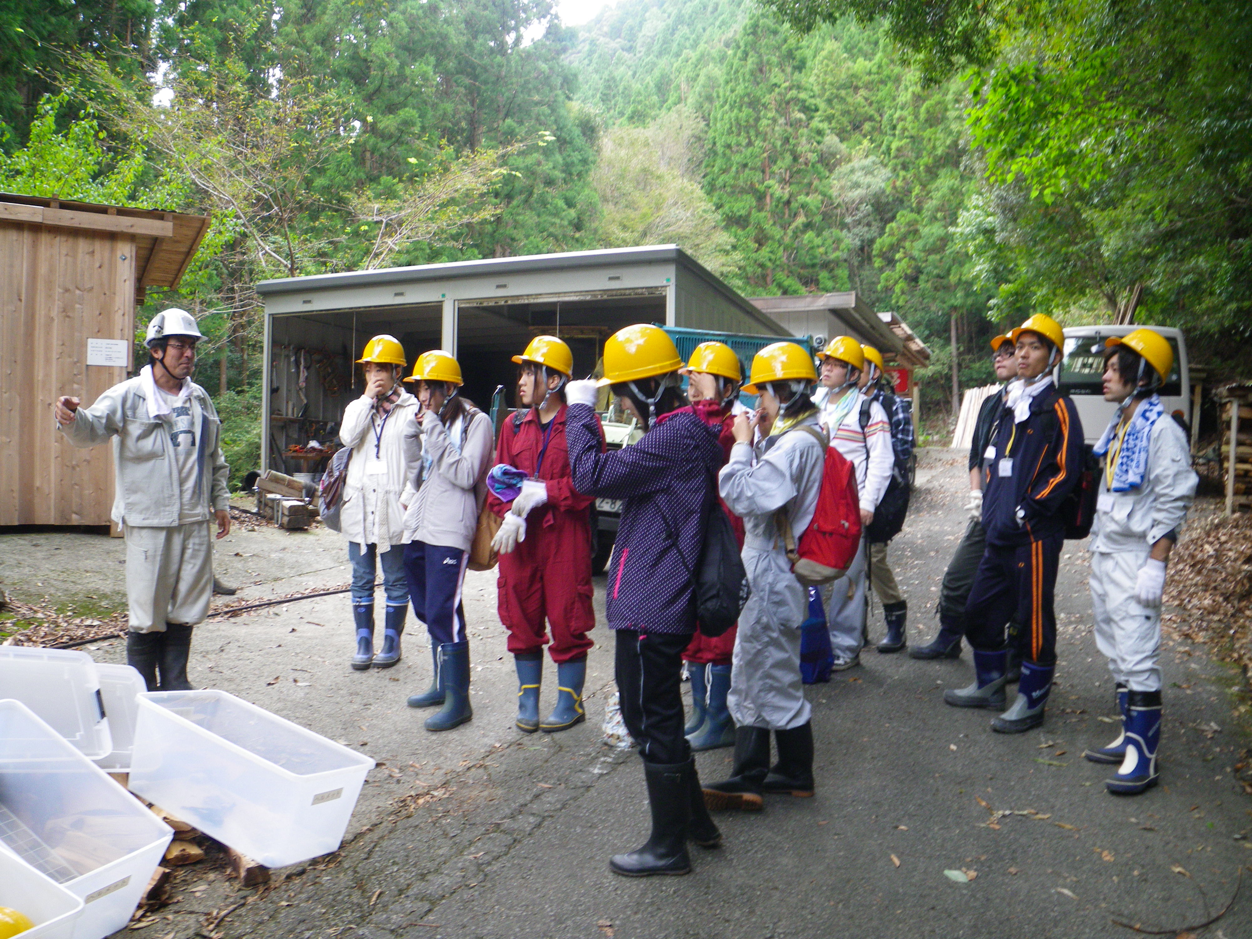 北大演習林で災害後の林業を学ぶ学生（古座川町）