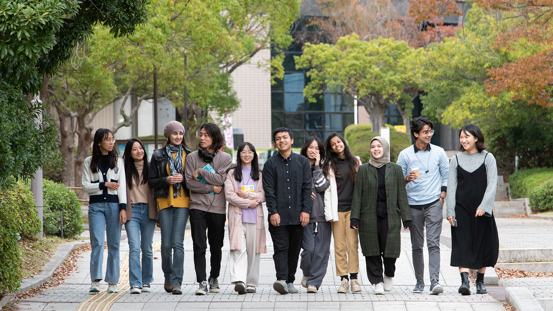 留学生たちが大学構内を歩いている様子