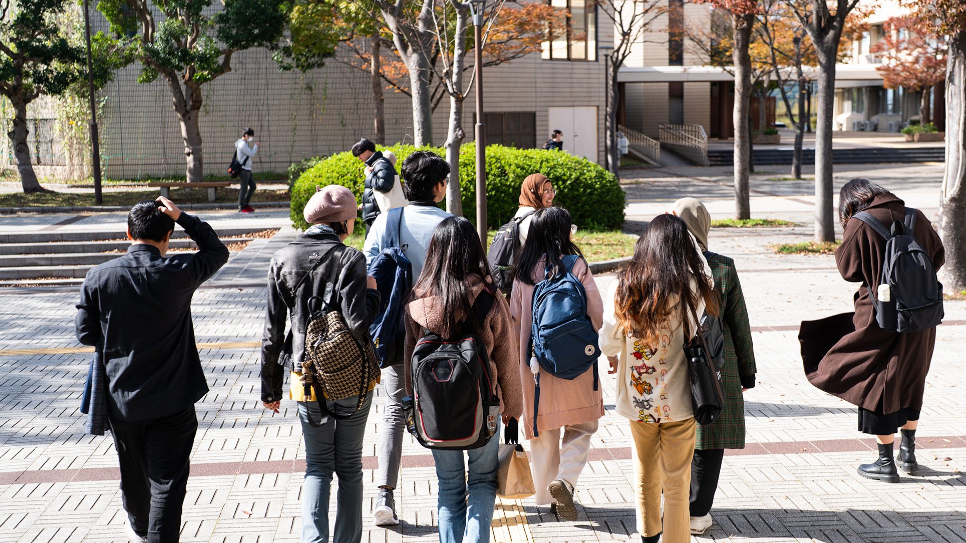 留学生たちが大学構内を歩いている様子