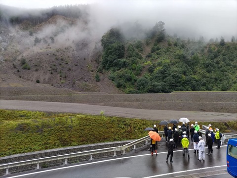 三越奥番01_崩壊地全景と説明風景