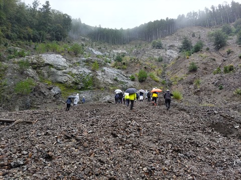 三越奥番02_崩壊地直下で説明を受ける
