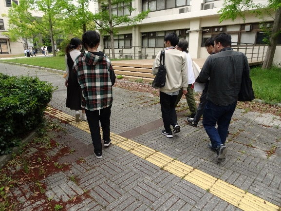 メインストリートを歩いている様子