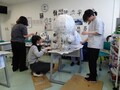 わだにゃんに新聞紙を貼る様子