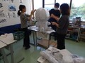 和紙を貼る様子