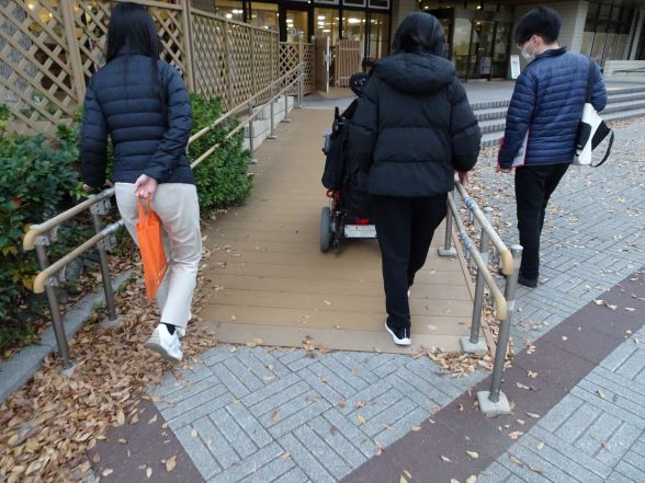 当事者やスタッフがスロープを移動している様子