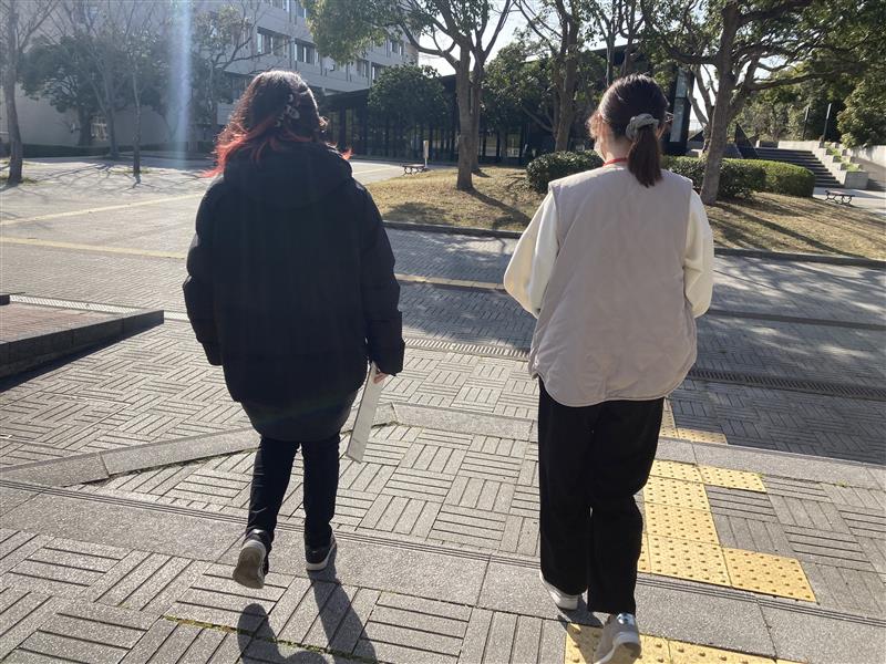 学生2名がバリアフリー調査をしている様子
