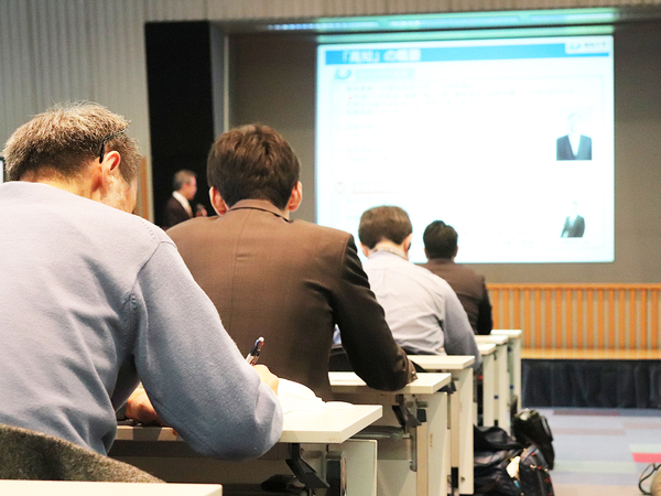 受田先生の話に耳を傾ける会場