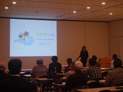 講師がスクリーンの前で話をしている様子 講師がスクリーンの前で話をしている様子
