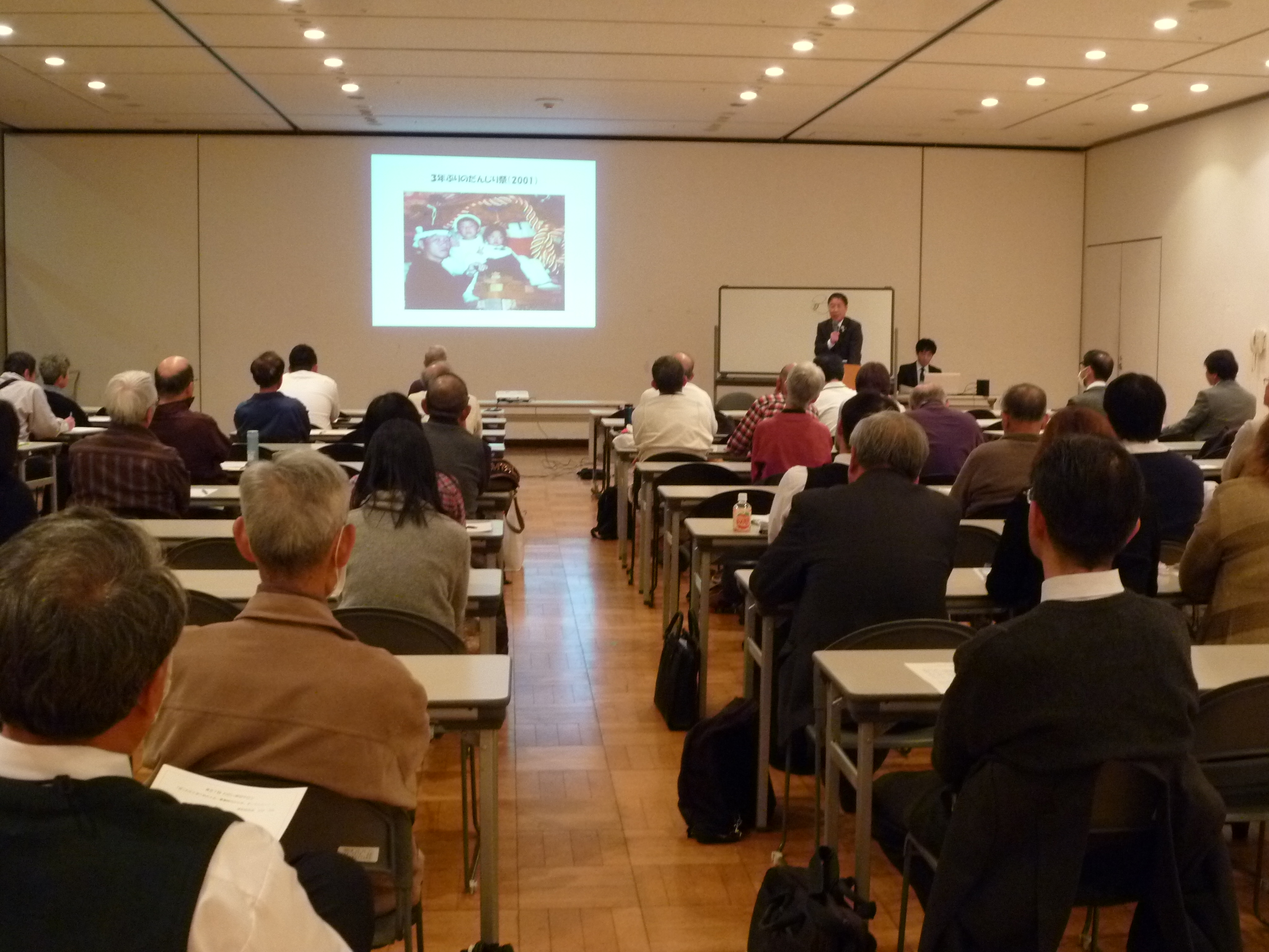 スクリーンの映像を見る受講生の様子 スクリーンの映像を見る受講生の様子