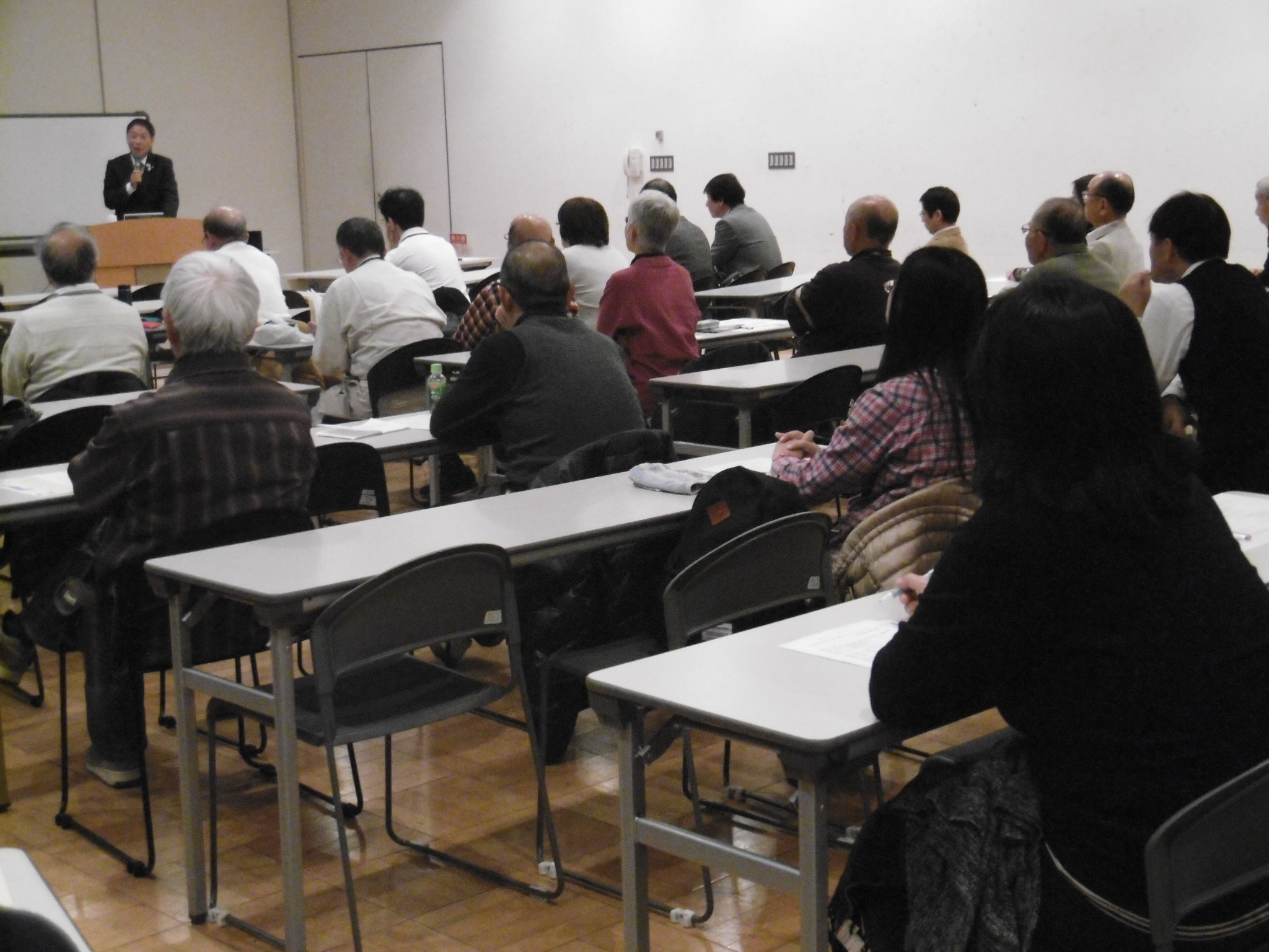 信貴芳則岸和田市長の話を聞く受講生 信貴芳則岸和田市長の話を聞く受講生