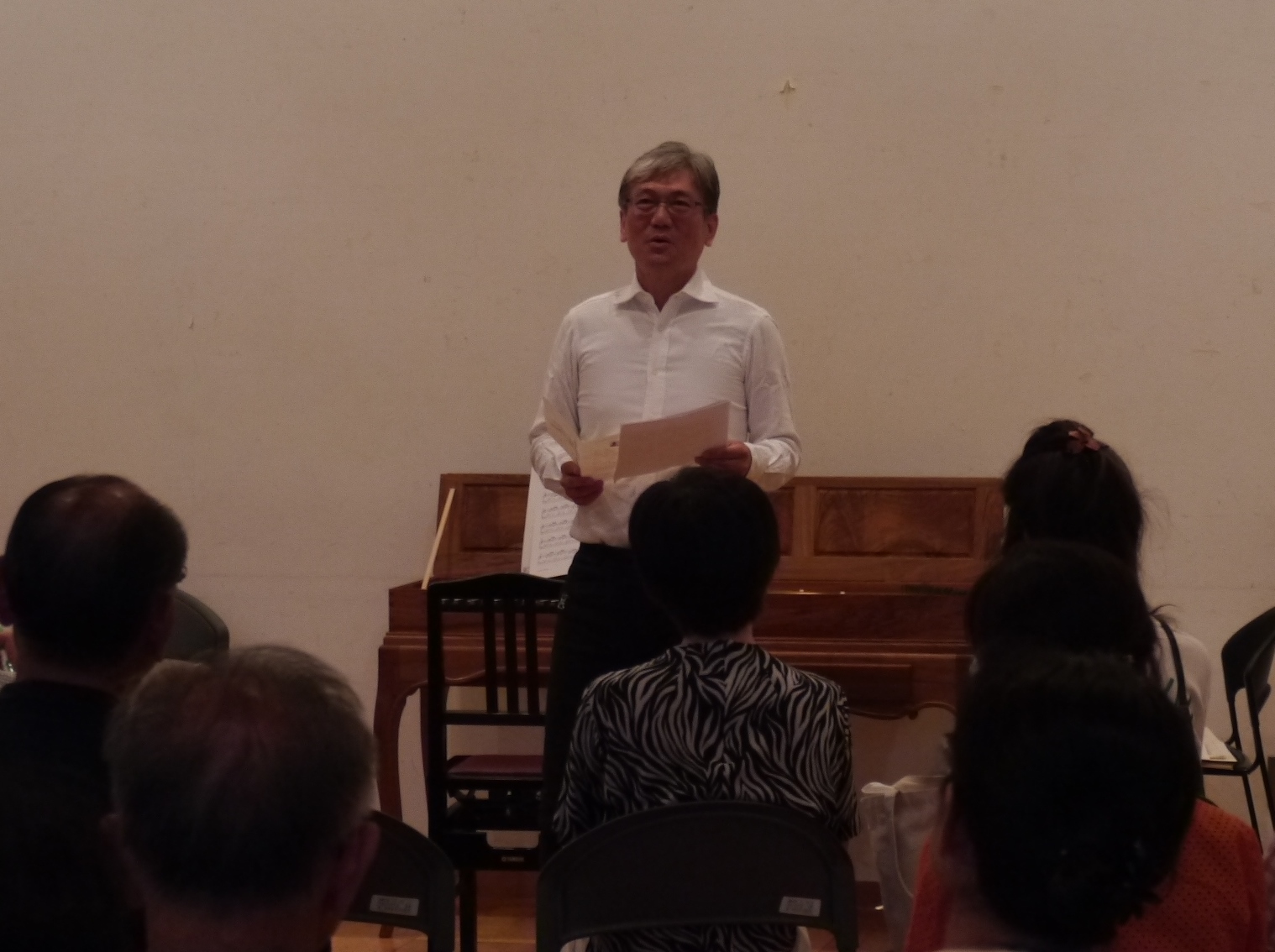 話をする山名敏之教授