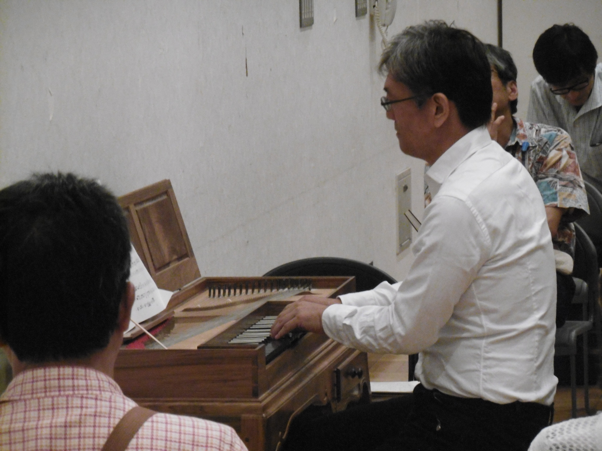 クラヴィコードを弾く山名敏之教授