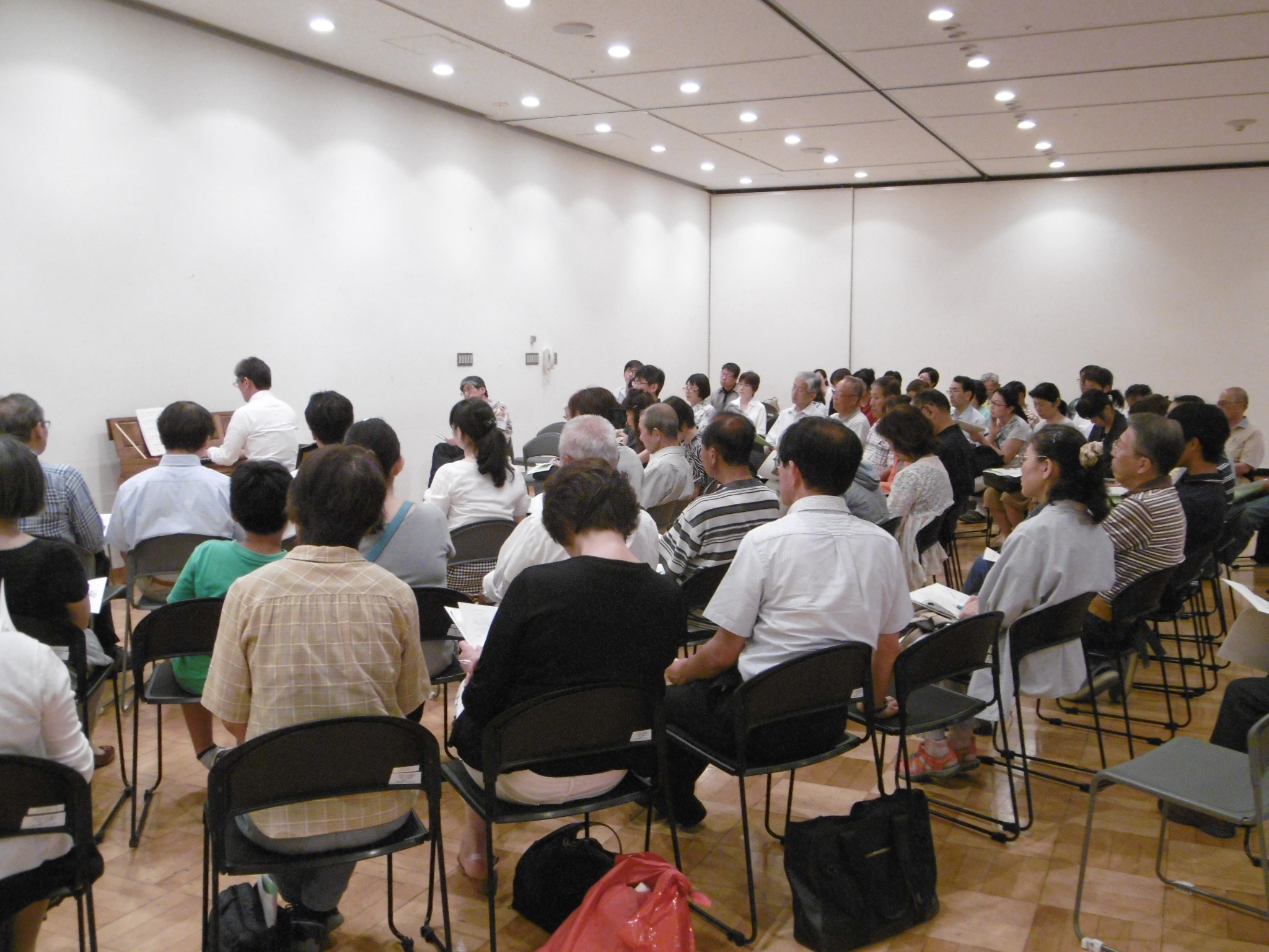 クラヴィコードの演奏を聴く受講生