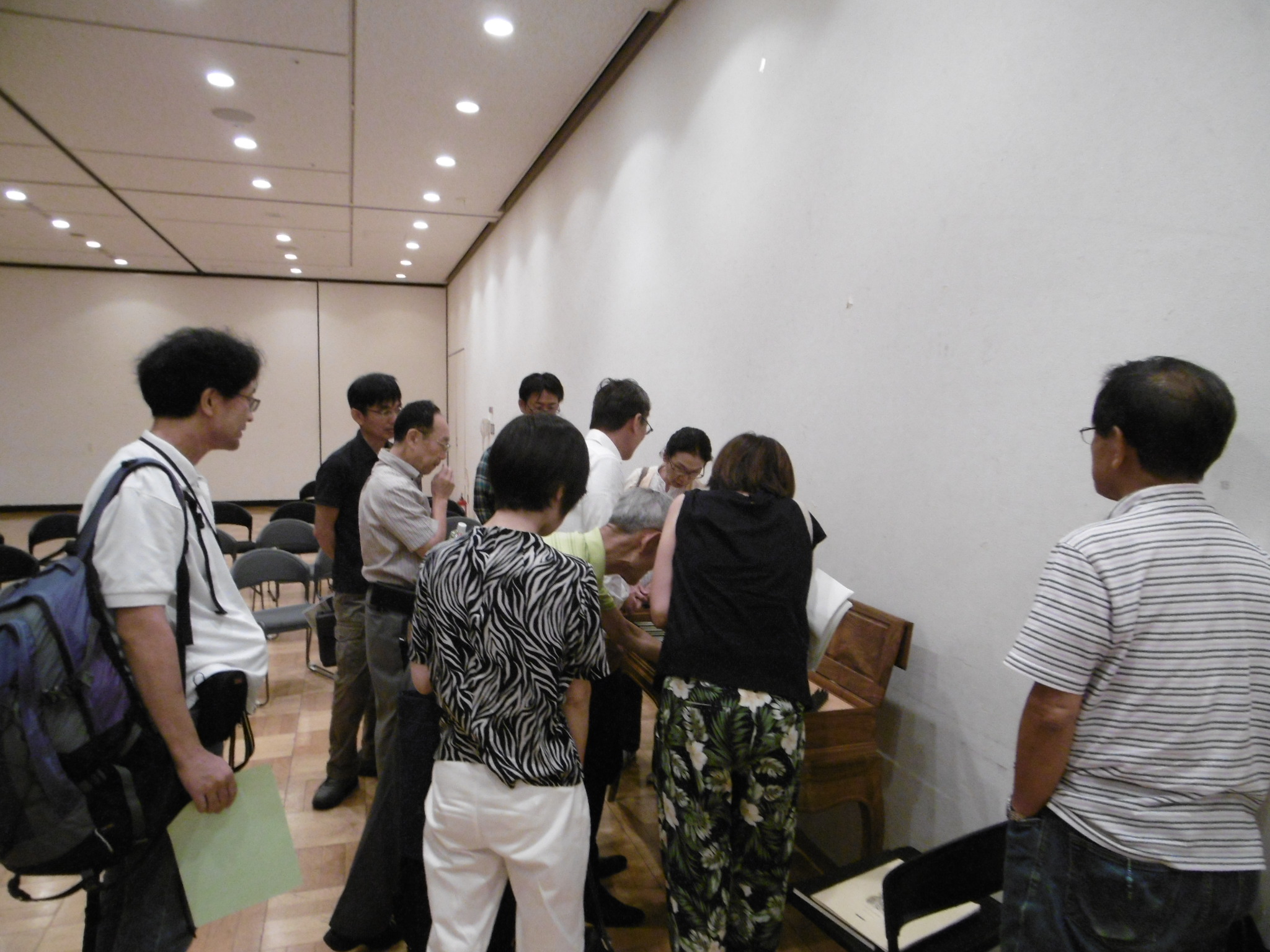 クラヴィコードの周りに集まる受講生