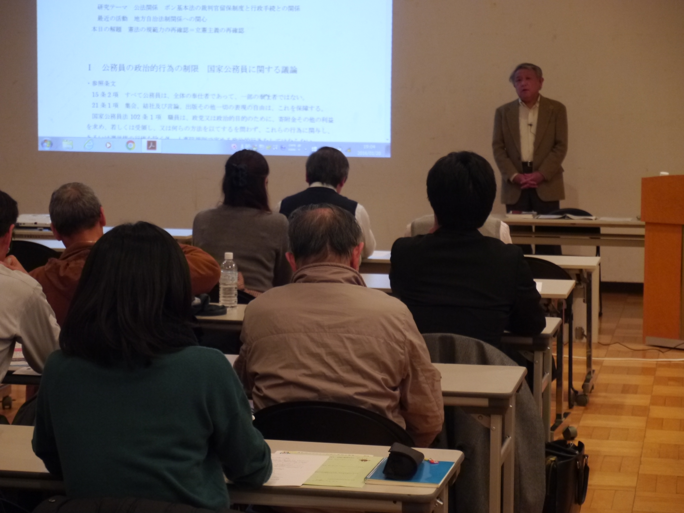 スクリーンの横で話をする森口佳樹教授 スクリーンの横で話をする森口佳樹教授