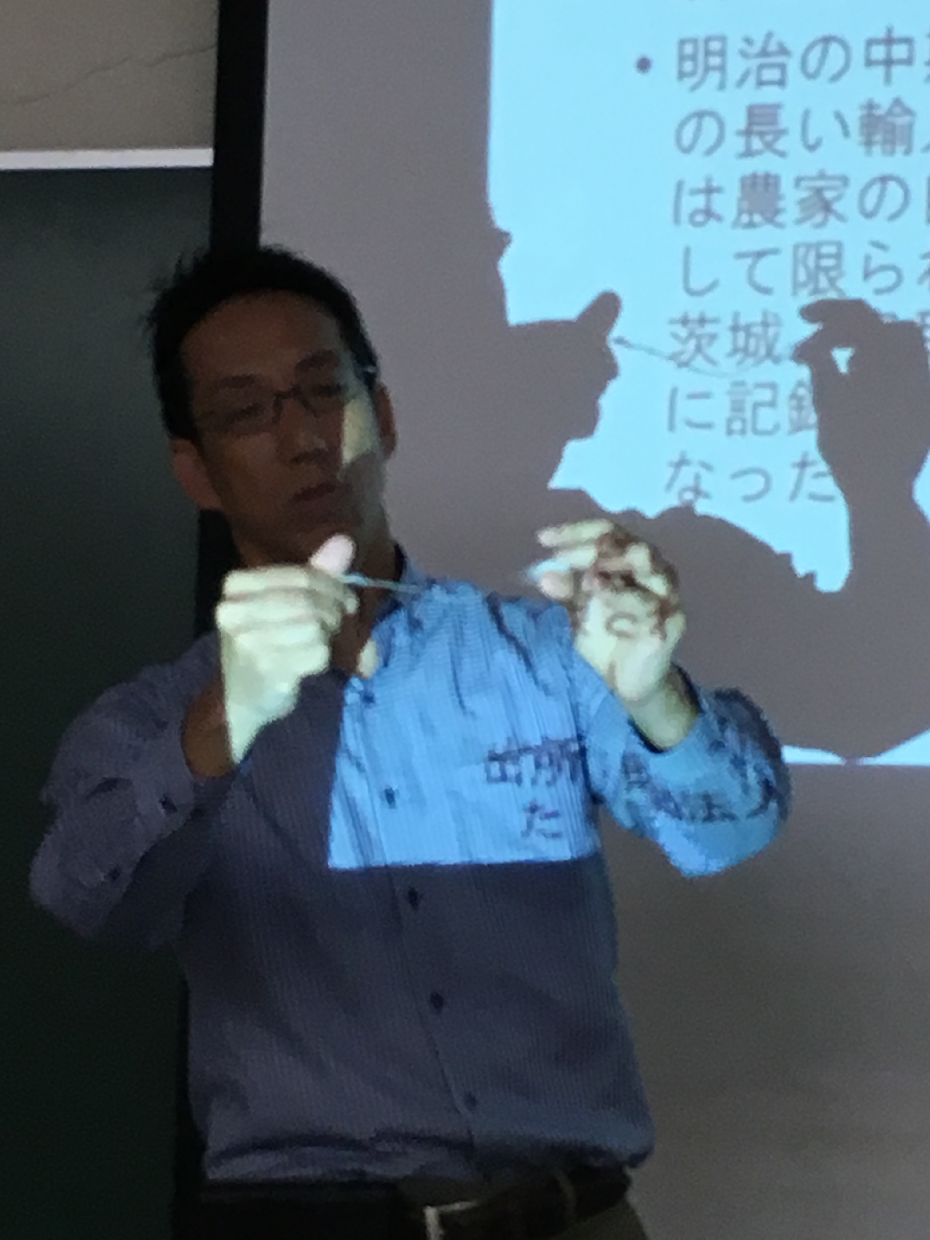棉の繊維を手で紡いでいる松下さん 棉の繊維を手で紡いでいる松下さん