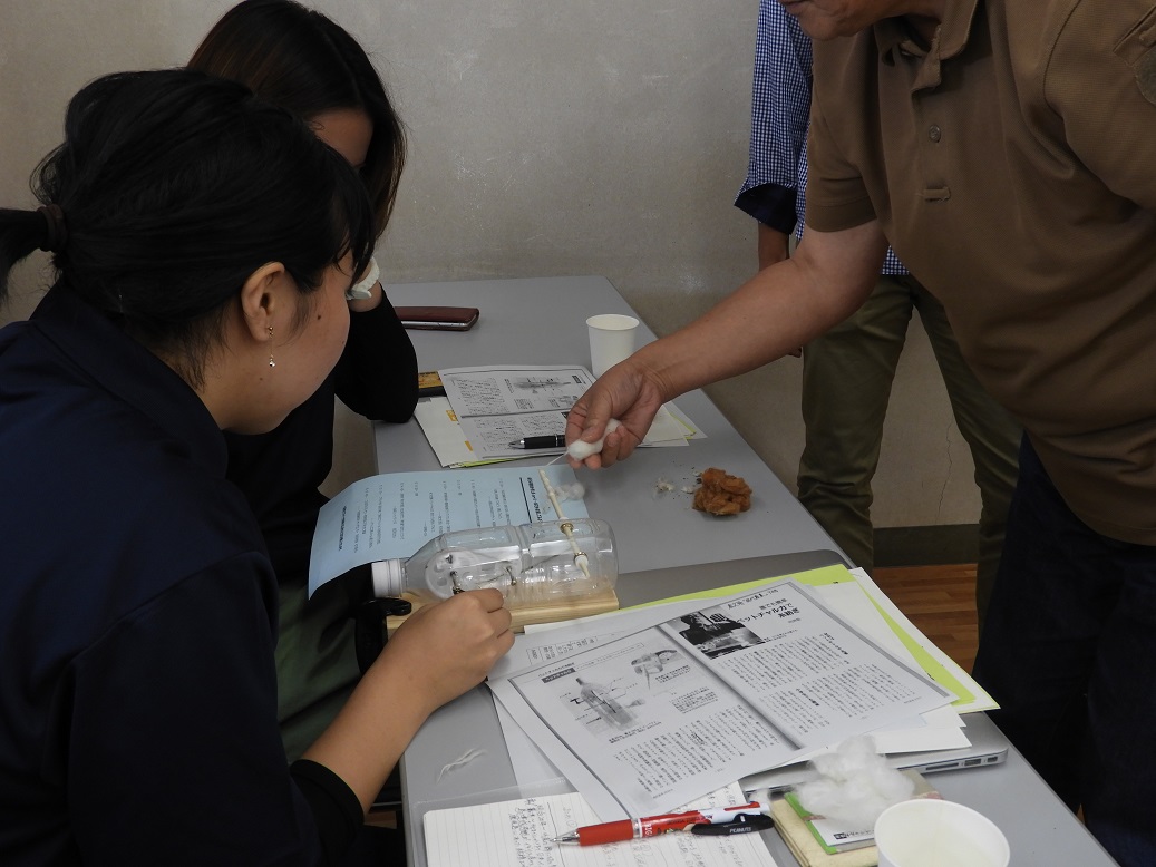 糸紬ぎを体験している様子