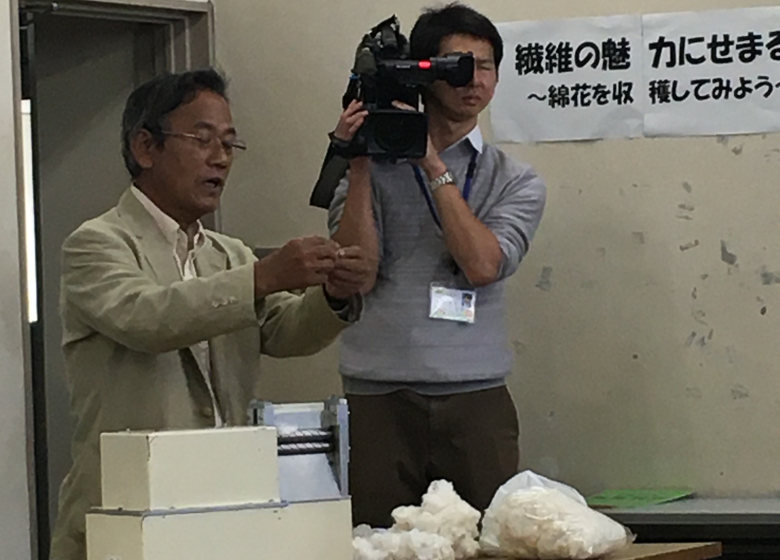 テレビの取材カメラで撮影している様子