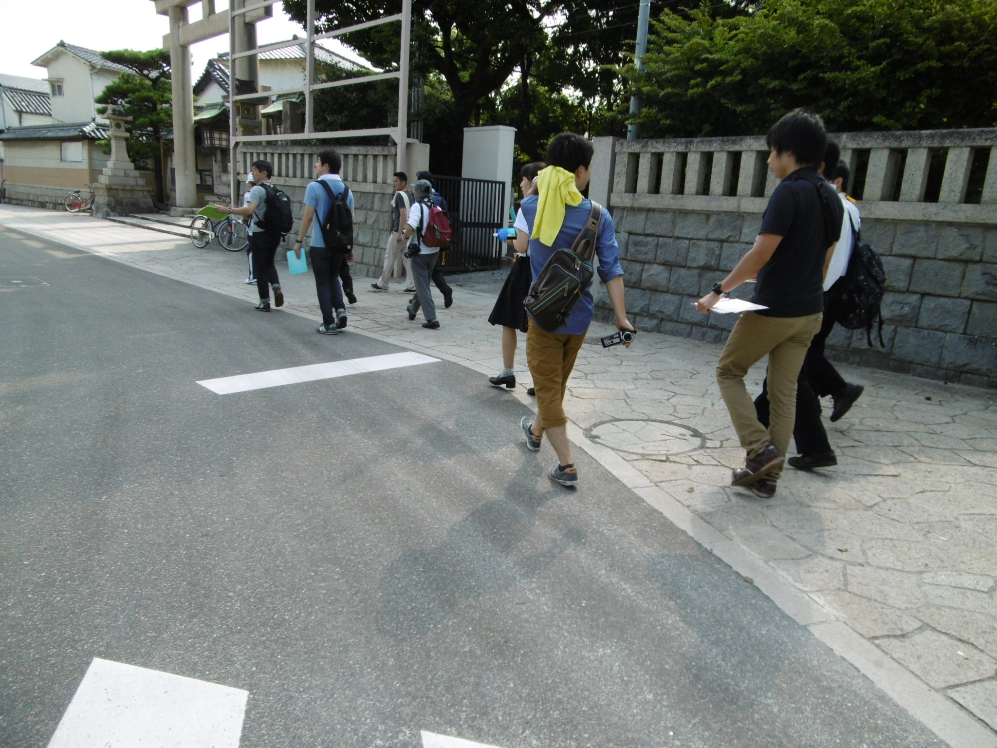 街を歩いている様子