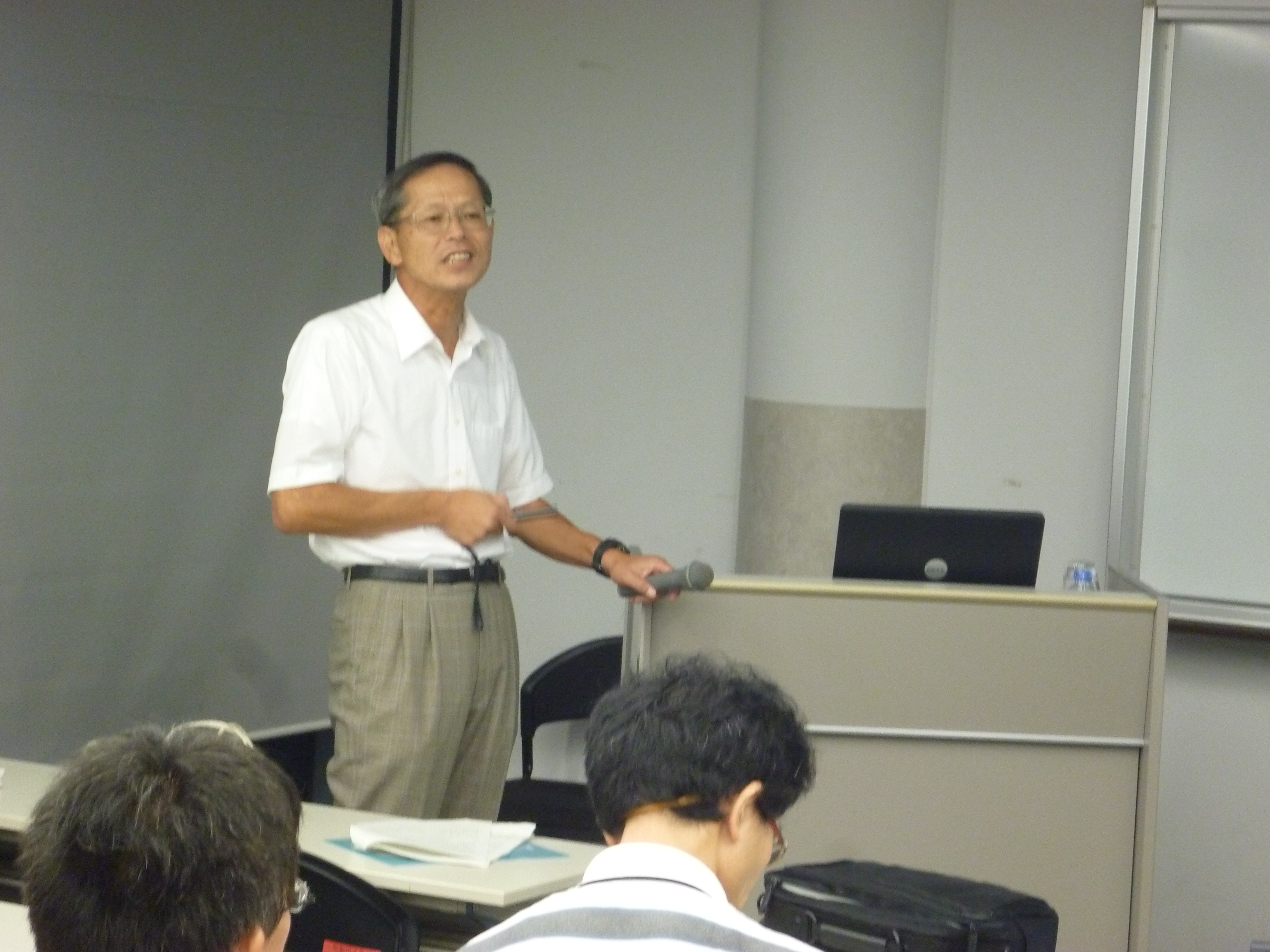 話をする松田忠之教授 話をする松田忠之教授
