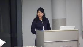 話をする本庄麻美子助教 話をする本庄麻美子助教