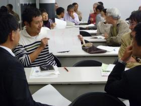 話し合う受講生の様子 話し合う受講生の様子