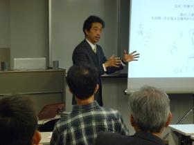 話をする富田晃彦教授 話をする富田晃彦教授
