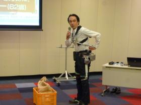 アシストスーツを装着してデモンストレーションをされる佐藤先生 アシストスーツを装着してデモンストレーションをされる佐藤先生