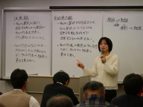 話をする小関彩子准教授 話をする小関彩子准教授