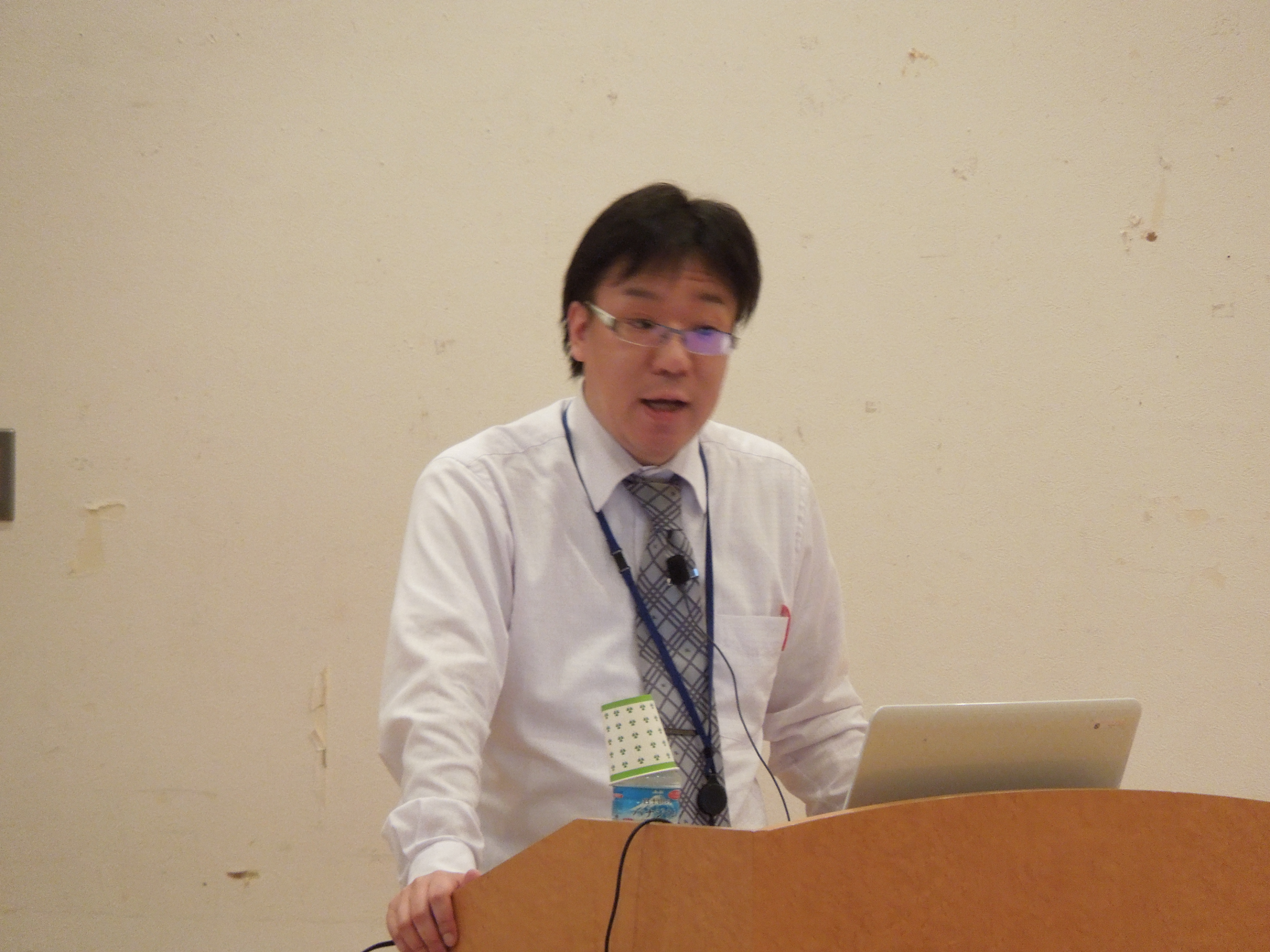 話をする阿部英之助特任准教授