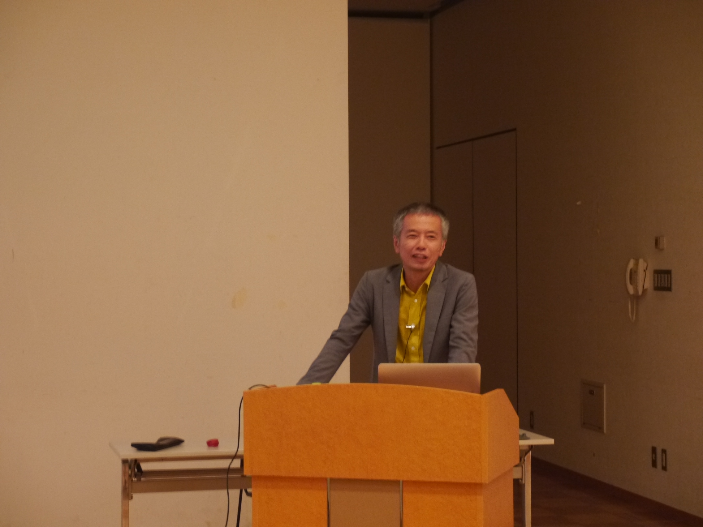話をする前川真行氏 話をする前川真行氏