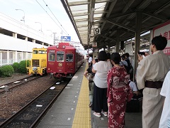 走る電車を見る参加者