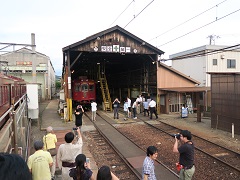 車庫を見学する参加者