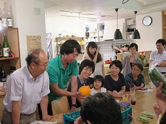 野菜を見せる立野眞生さんの周りに集まる参加者