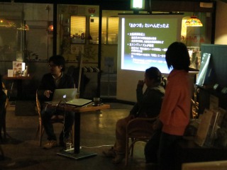 スクリーンの前で話をする中串孝志先生と吉住千亜紀先生