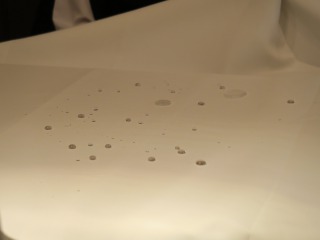 テーブルにこぼれた水