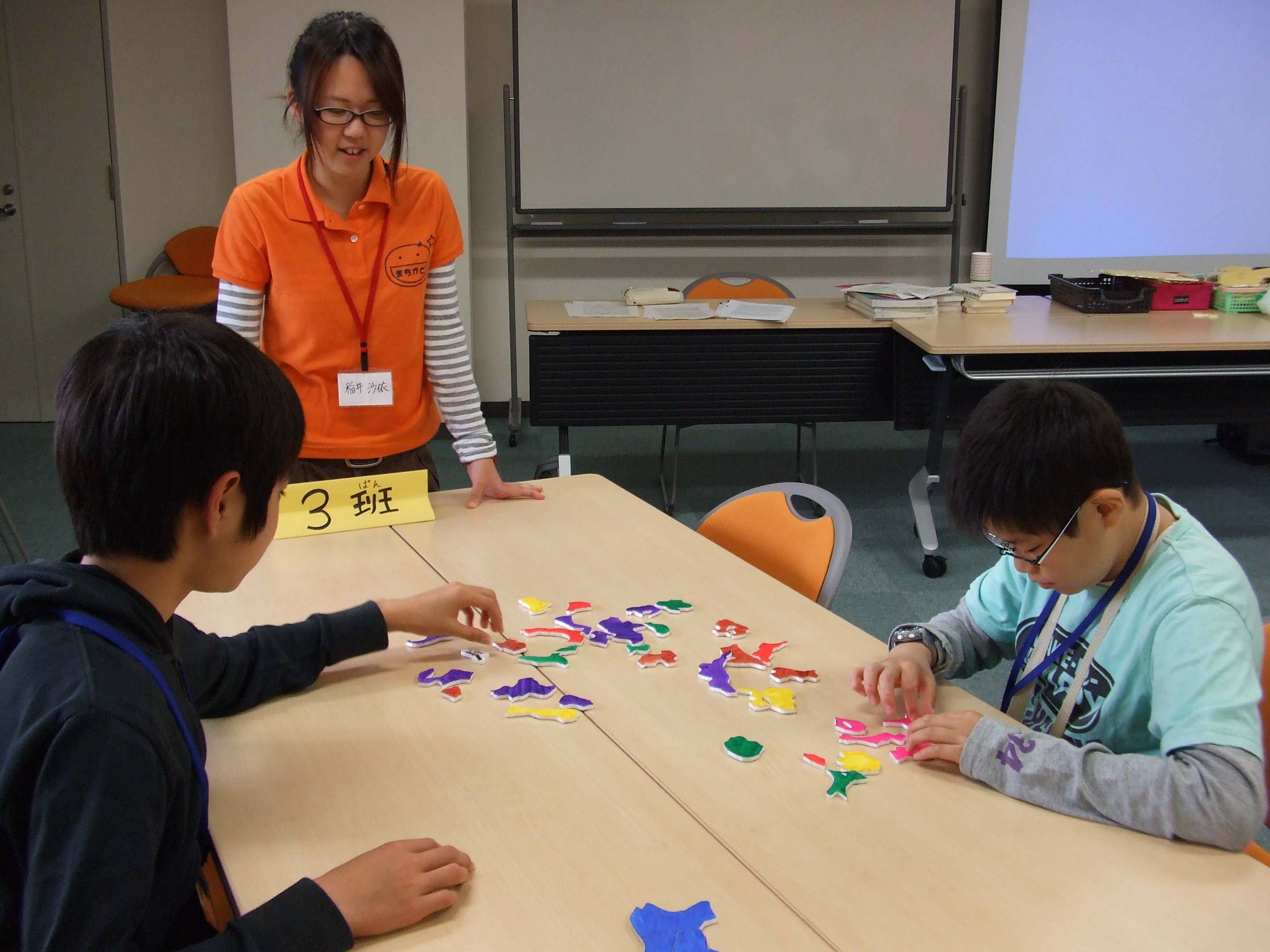 パズルをする子供達