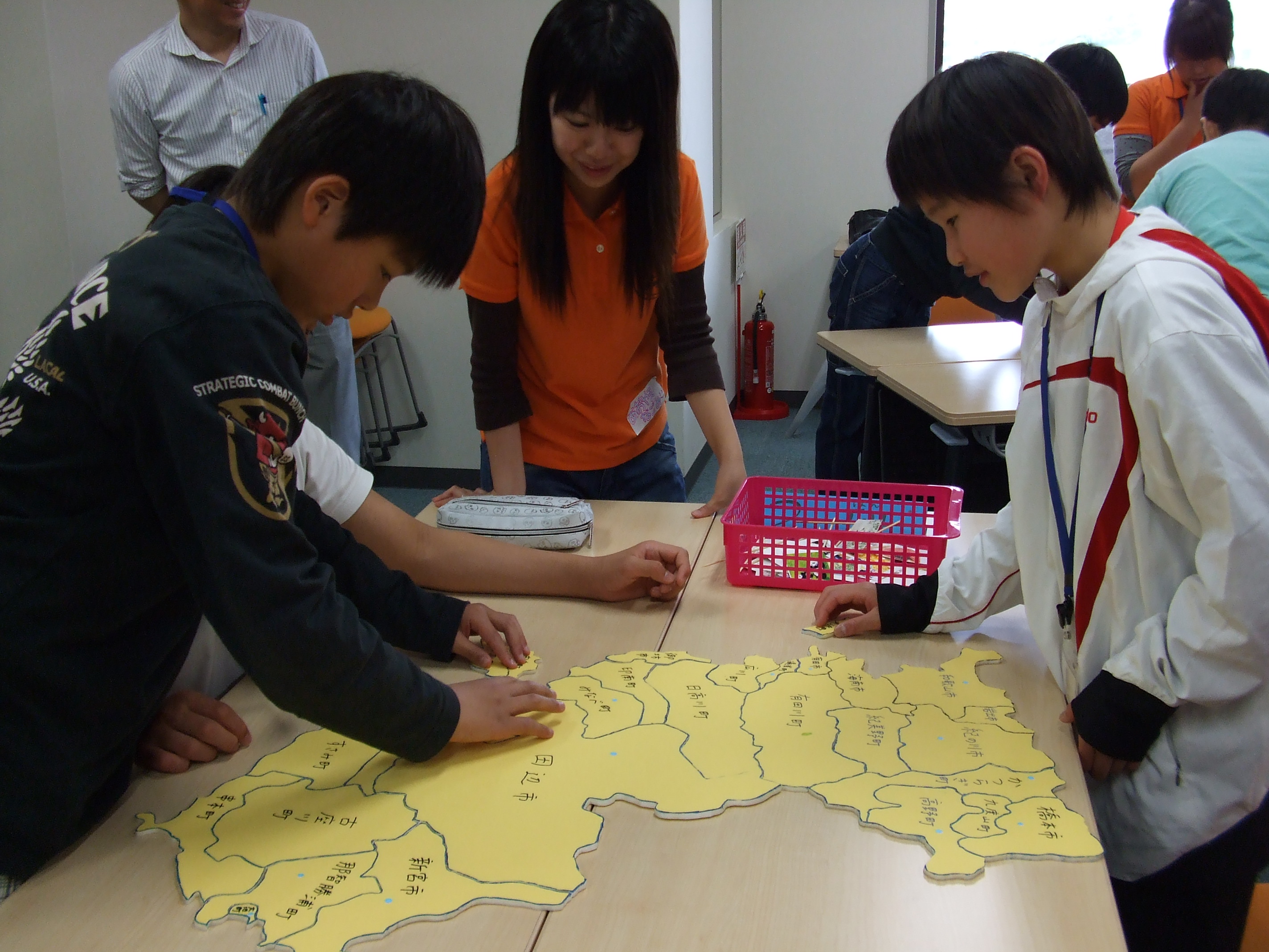 和歌山県のパズルをする子供達