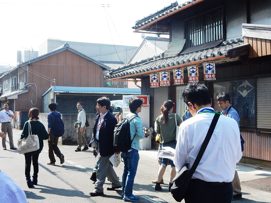 街を歩く参加者