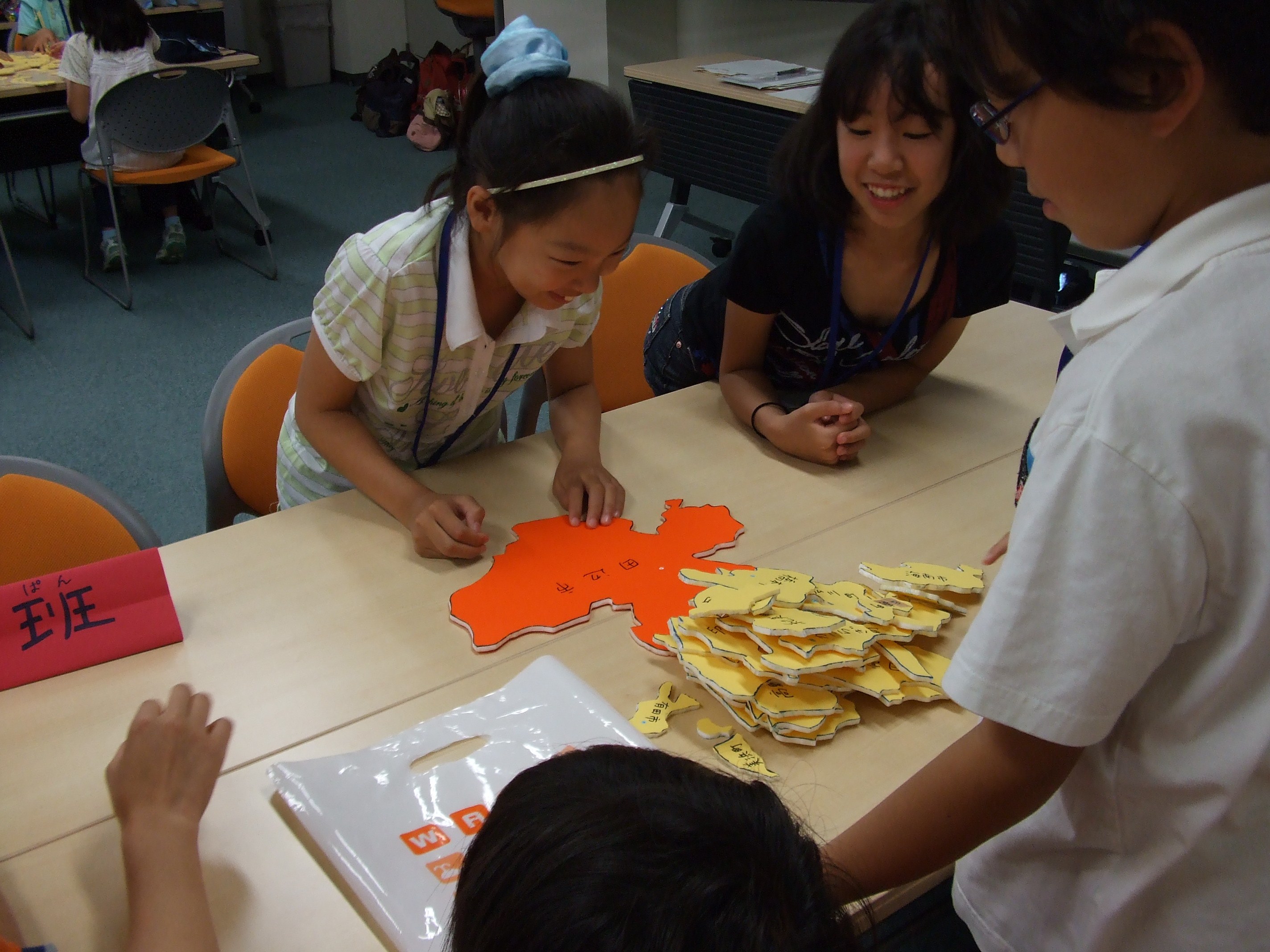 パズルをする子供達