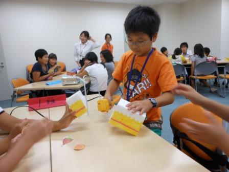 ケーキをカットする子供達